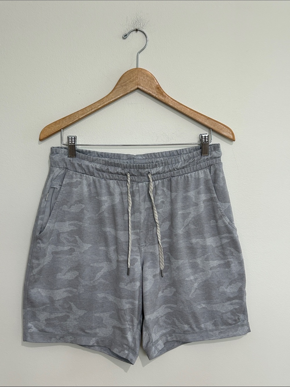 Vuori Men’s Ponto Shorts Gray Camo Size Medium